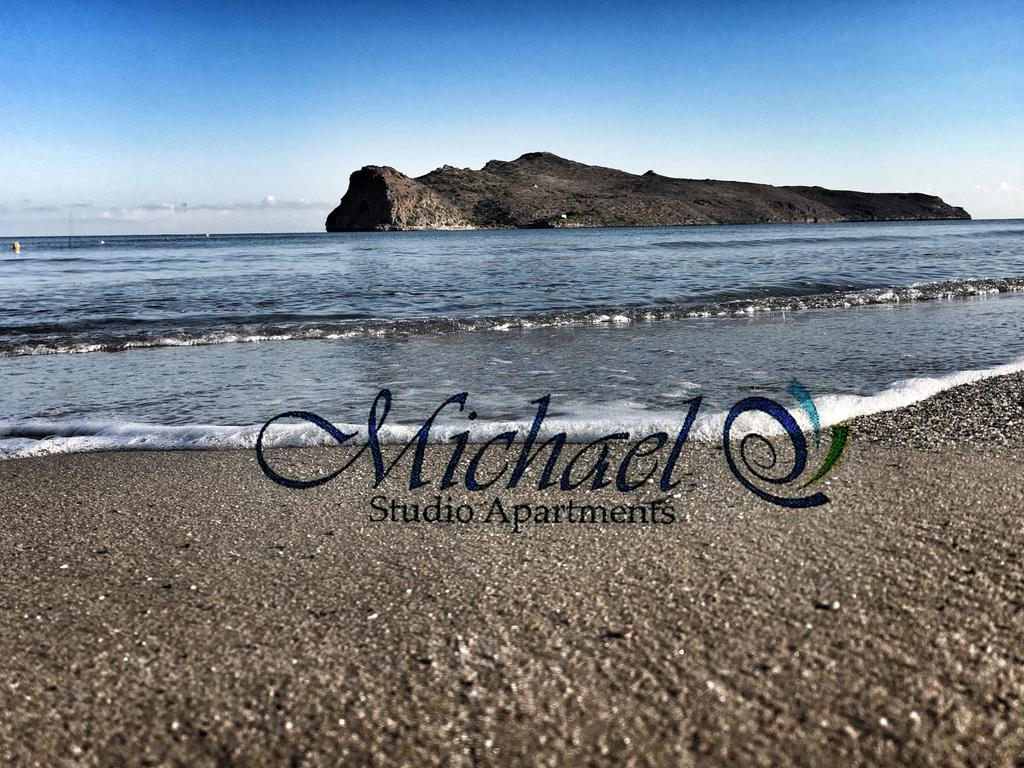 Michael Apartments Agia Marina Exteriér fotografie